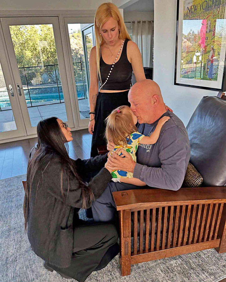 bruce willis si demi moore alaturi de fiica lor cea mare si nepotica lor