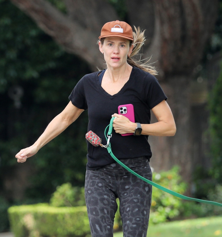 PREMIUM EXCLUSIVE Jennifer Garner FaceTimes A Friend During Her Daily Mile Jog