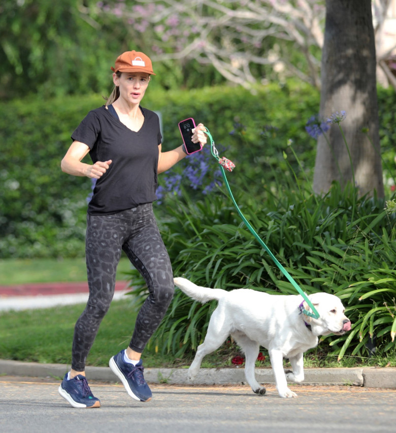 PREMIUM EXCLUSIVE Jennifer Garner FaceTimes A Friend During Her Daily Mile Jog