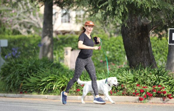 PREMIUM EXCLUSIVE Jennifer Garner FaceTimes A Friend During Her Daily Mile Jog