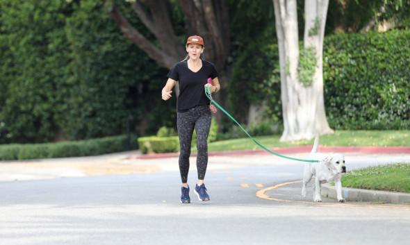 PREMIUM EXCLUSIVE Jennifer Garner FaceTimes A Friend During Her Daily Mile Jog