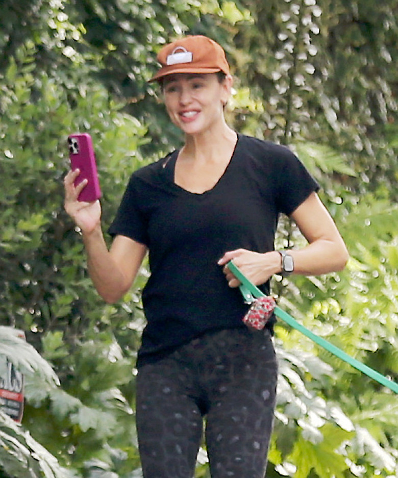 PREMIUM EXCLUSIVE Jennifer Garner FaceTimes A Friend During Her Daily Mile Jog