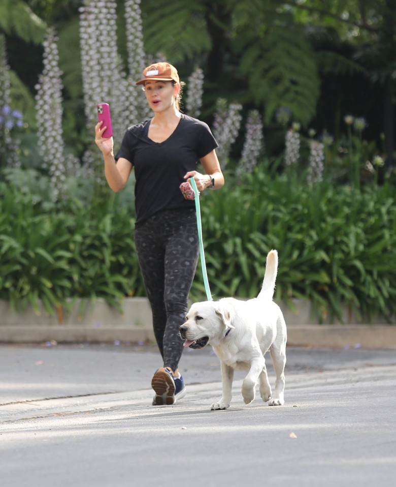 PREMIUM EXCLUSIVE Jennifer Garner FaceTimes A Friend During Her Daily Mile Jog
