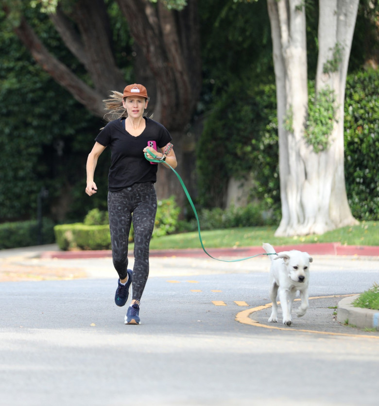 PREMIUM EXCLUSIVE Jennifer Garner FaceTimes A Friend During Her Daily Mile Jog