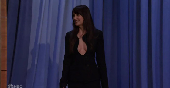 Dakota Johnson, într-o fustă mini și un sacou cu decolteu abisal, în direct la tv: „E clar că am ales ținuta greșită”
