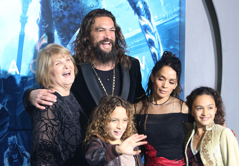 Jason Momoa, alături de Lisa și cei doi copii ai lor, Nakoa-Wolf și Lola/ Profimedia
