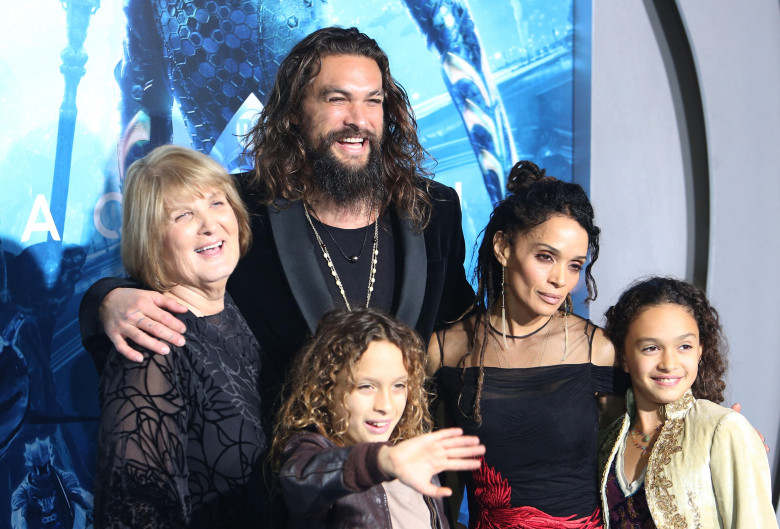 Jason Momoa, alături de Lisa și cei doi copii ai lor, Nakoa-Wolf și Lola/ Profimedia