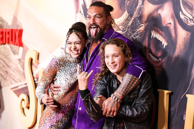 Jason Momoa, alături de cei doi copii ai lui, Nakoa-Wolf și Lola/ Profimedia