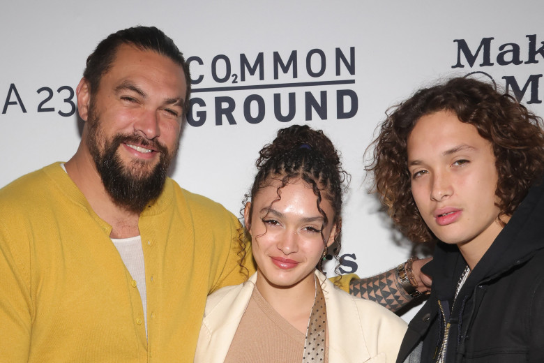 Jason Momoa, alături de cei doi copii ai lui, Nakoa-Wolf și Lola/ Profimedia