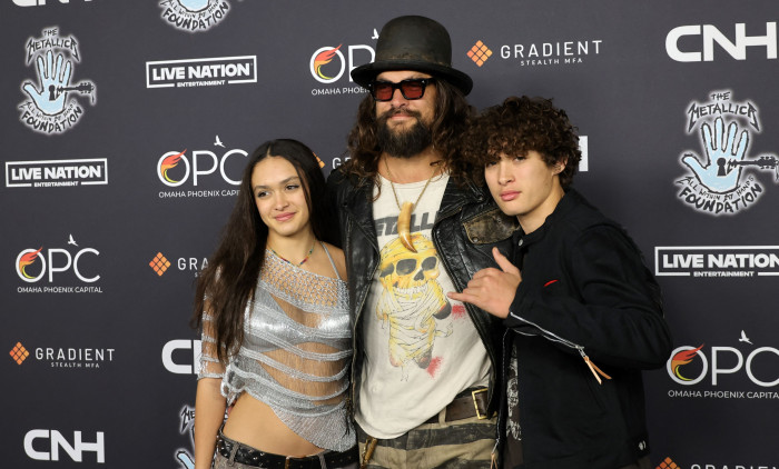 Jason Momoa, alături de cei doi copii ai lui, Nakoa-Wolf și Lola/ Profimedia