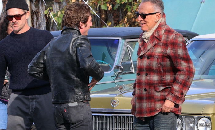 Bruce Springsteen surprises Jeremy Allen White at the "Deliver me from Nowhere" set in New Jersey