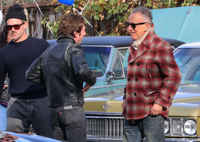 Bruce Springsteen surprises Jeremy Allen White at the "Deliver me from Nowhere" set in New Jersey