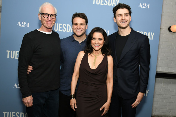Julia Louis-Dreyfus și soțul ei, Brad Hall, alături de fiii lor