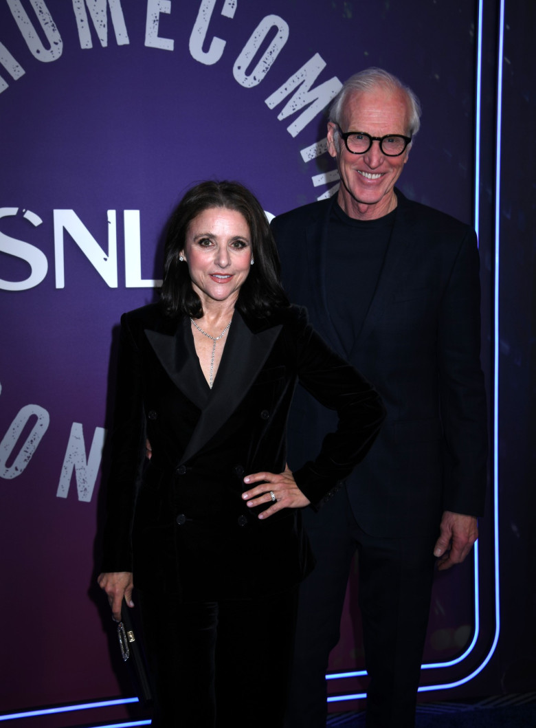 Julia Louis-Dreyfus și Brad Hall