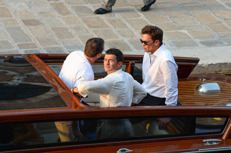 Newly single, Orlando Bloom arrives with Tom Brady to Jeff and Lauren's pre wedding dinner