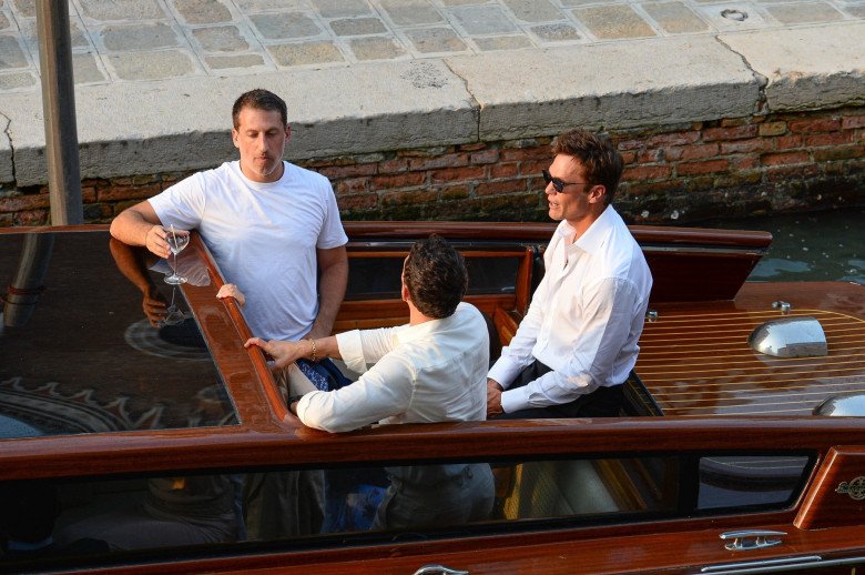 Newly single, Orlando Bloom arrives with Tom Brady to Jeff and Lauren's pre wedding dinner