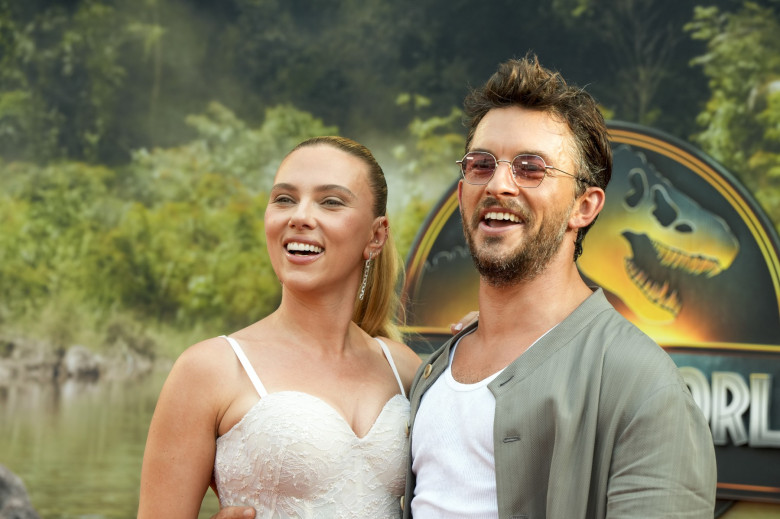 Scarlett Johansson și Jonathan Bailey