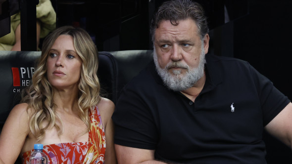 Russell Crowe, despre relația cu iubita sa mai tânără: „Viața mea e frumoasă și fericită, de ce să stric asta cu o nuntă?”