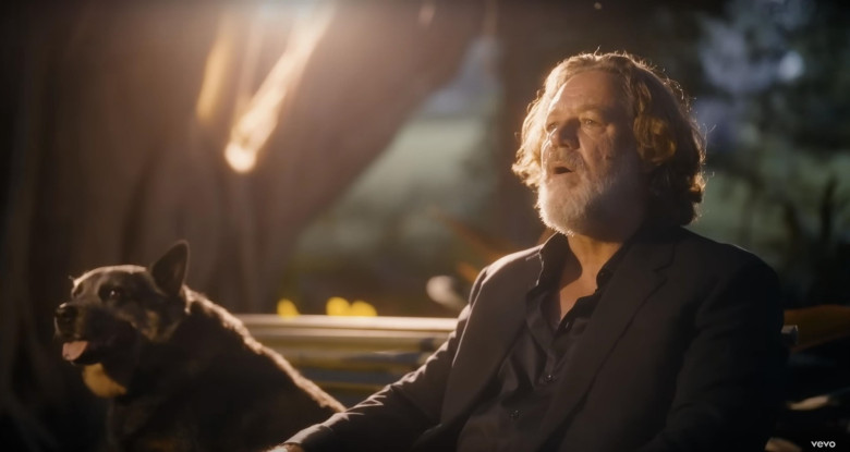 Russell Crowe resurrects his singing career as he teams up with Italian superstar Zucchero for a duet cover of the Pearl Jam song Just Breathe