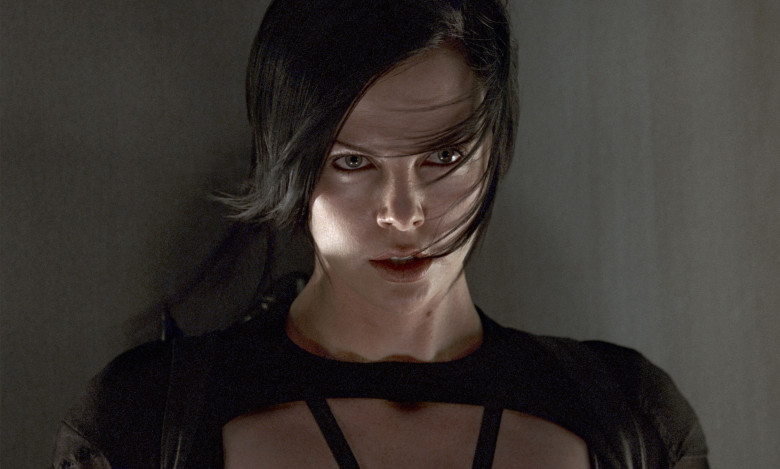 Charlize Theron, la un pas să-și rupă gâtul pe platourile „Aeon Flux”
