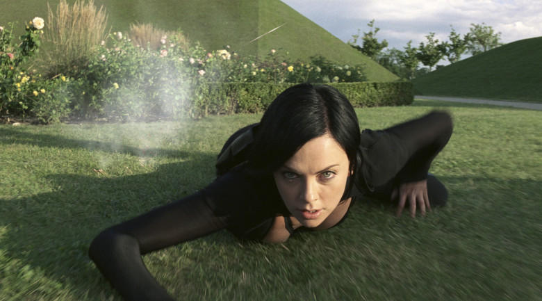 Charlize Theron, la un pas să-și rupă gâtul pe platourile „Aeon Flux”