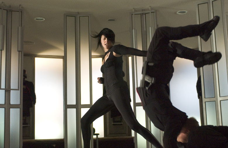 Charlize Theron, la un pas să-și rupă gâtul pe platourile „Aeon Flux”