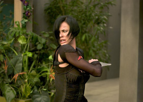 Charlize Theron, la un pas să-și rupă gâtul pe platourile „Aeon Flux”