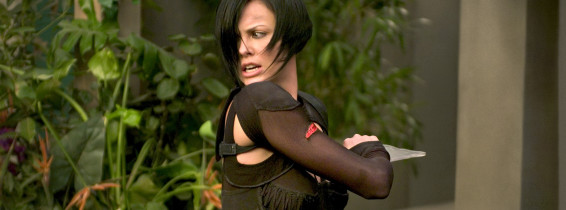 Charlize Theron, la un pas să-și rupă gâtul pe platourile „Aeon Flux”