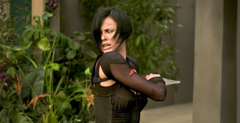 Charlize Theron, la un pas să-și rupă gâtul pe platourile „Aeon Flux”
