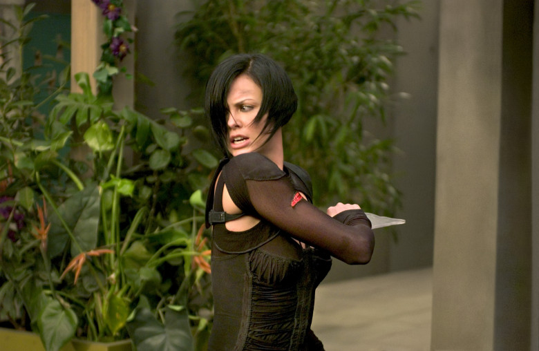 Charlize Theron, la un pas să-și rupă gâtul pe platourile „Aeon Flux”