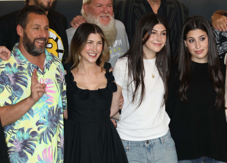 Adam și Jackie Sandler, alături de fiicele lor, Sadie și Sunny/ Profimedia