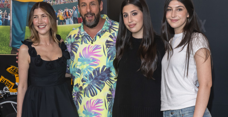 Adam și Jackie Sandler, alături de fiicele lor, Sadie și Sunny/ Profimedia
