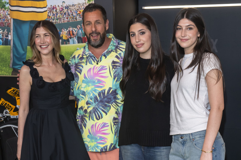 Adam și Jackie Sandler, alături de fiicele lor, Sadie și Sunny/ Profimedia