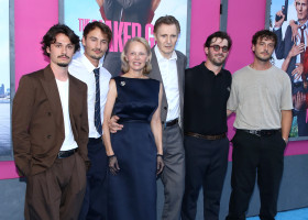 Liam Neeson și Pamela Anderson, însoțiți de copiii lor la premiera „Naked Gun”/ Profimedia
