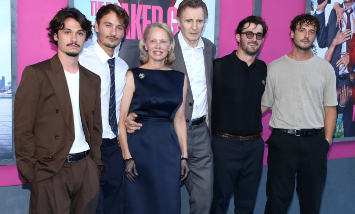 Liam Neeson și Pamela Anderson, însoțiți de copiii lor la premiera „Naked Gun”/ Profimedia