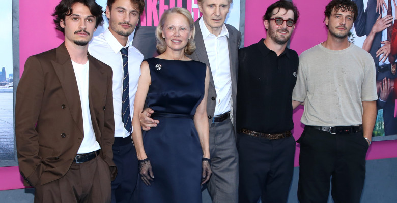 Liam Neeson și Pamela Anderson, însoțiți de copiii lor la premiera „Naked Gun”/ Profimedia