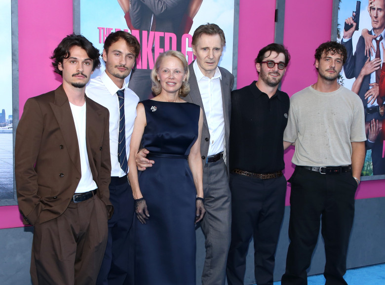 Liam Neeson și Pamela Anderson, însoțiți de copiii lor la premiera „Naked Gun”/ Profimedia