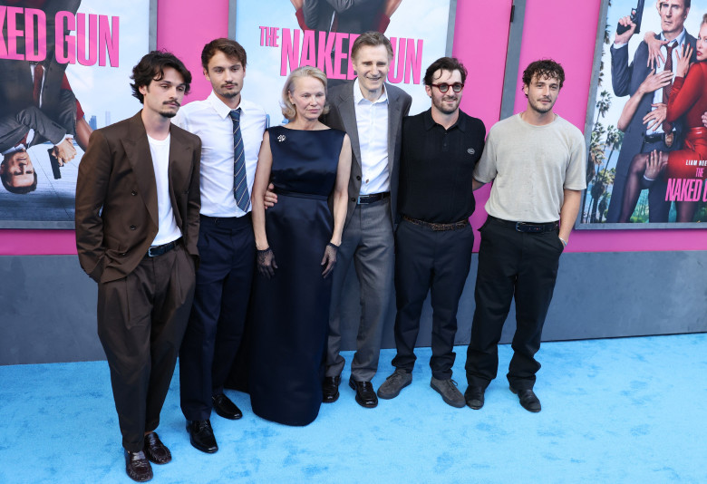 Liam Neeson și Pamela Anderson, însoțiți de copiii lor la premiera „Naked Gun”/ Profimedia