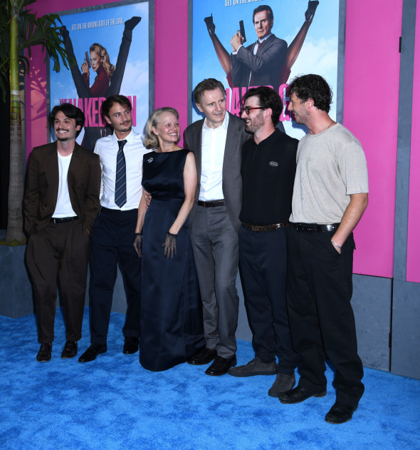 Liam Neeson și Pamela Anderson, însoțiți de copiii lor la premiera „Naked Gun”/ Profimedia