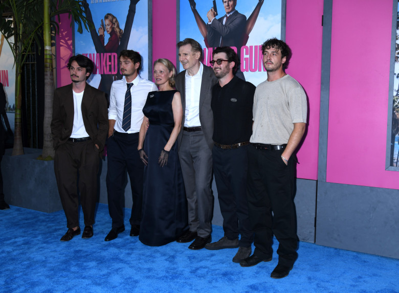 Liam Neeson și Pamela Anderson, însoțiți de copiii lor la premiera „Naked Gun”/ Profimedia