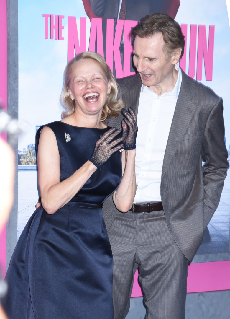 Liam Neeson și Pamela Anderson, la premiera „Naked Gun”/ Profimedia
