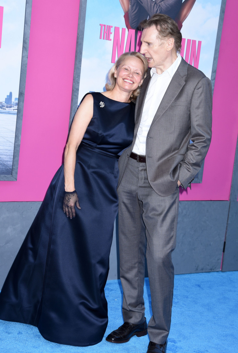 Liam Neeson și Pamela Anderson, la premiera „Naked Gun”/ Profimedia