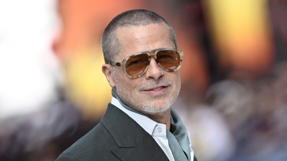 De ce arată Brad Pitt atât de tânăr la 62 de ani. Ce spune celebrul chirurg plastician Terry Dubrow despre transformarea actorului