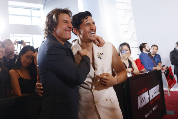 Tom Cruise și Danny Ramirez