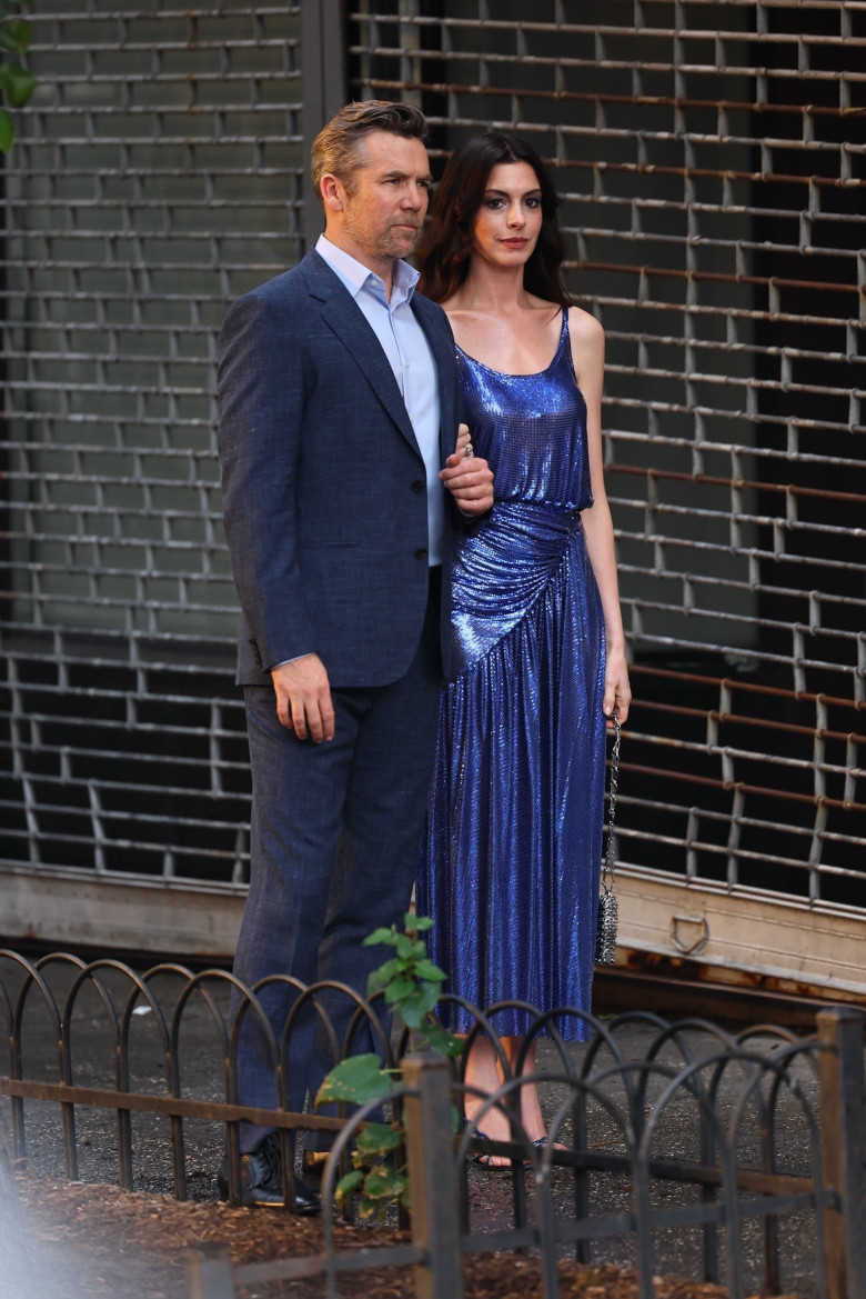 Anne Hathaway &amp; Patrick Brammall film a romantic scene at “Devil wears Prada 2” set in NYC