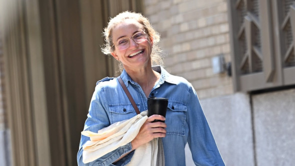 Cameron Diaz, la plimbare în NYC. Zâmbet larg, nicio urmă de machiaj, haine lejere. „Nu mă deranjează ridurile mele”