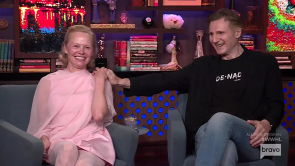 Liam Neeson și Pamela Anderson, gesturi tandre într-o reclamă pentru „Naked Gun”: „Un cuplu care râde împreună, rămâne împreună”