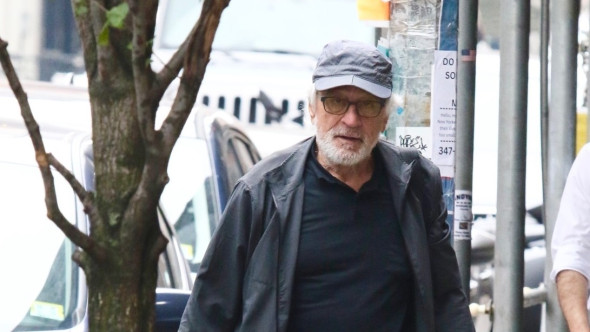 Robert De Niro, cu barbă albă, pe străzile din NYC, la câteva zile după ce a vorbit despre cea mai nouă mișcare din cariera sa