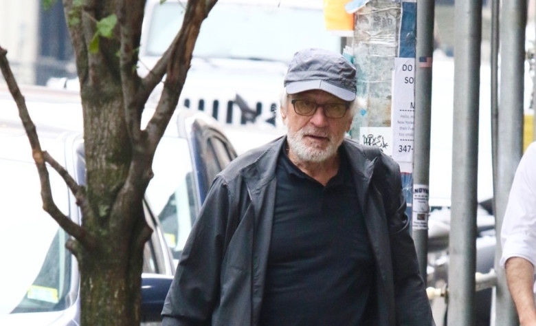 Robert De Niro gets unnoticed during a walk while running errands in New York