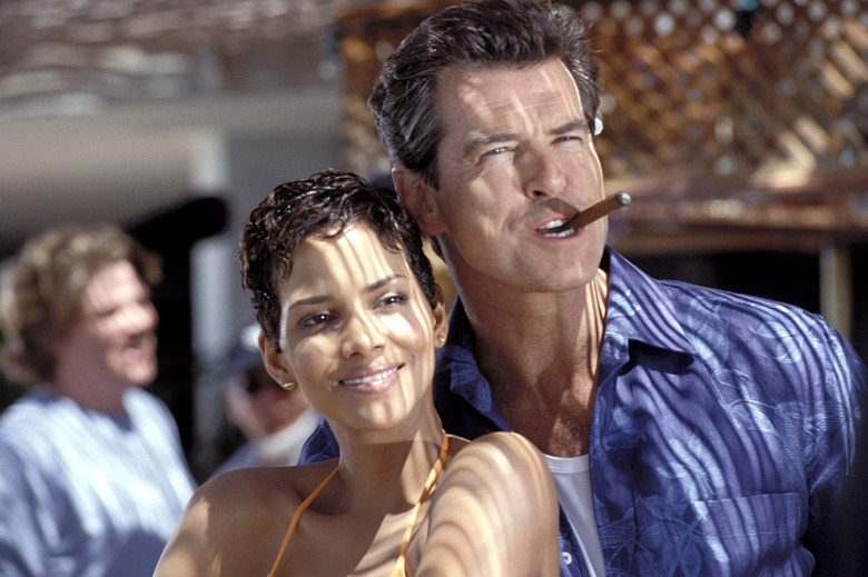 halle berry si pierce brosnan, die another day (4)